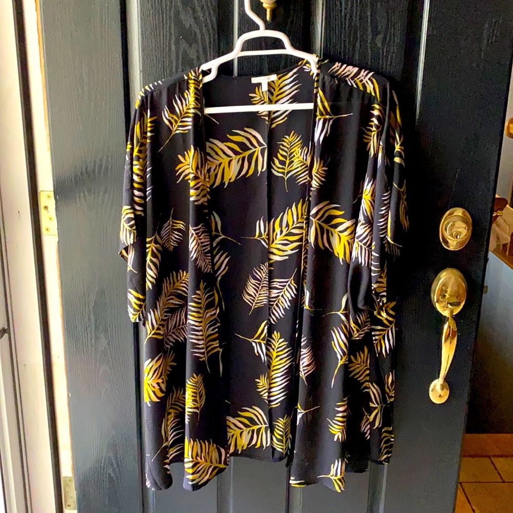 Maurices Short Sleeved Leaf Pattern Kimono